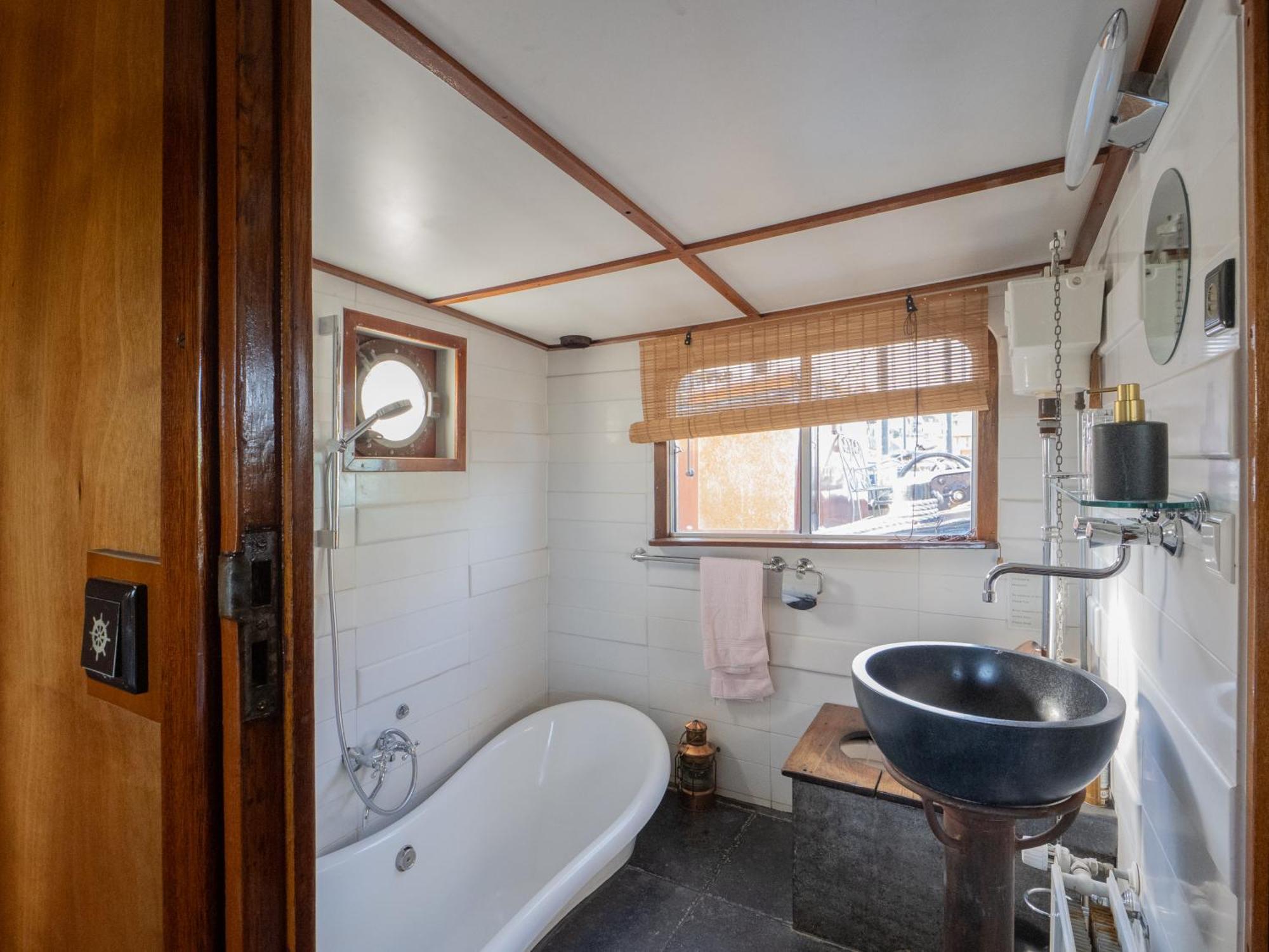 Boat 'opoe Sientje' Bed & Breakfast